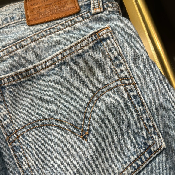 Crop levi jeans with a small stain on the back - Picture 4 of 6